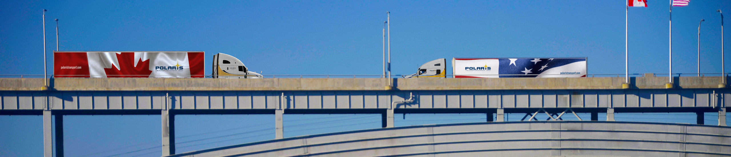 Un camion Polaris avec une remorque canadienne se dirigeant vers un autre camion Polaris avec une remorque américaine sur un pont 